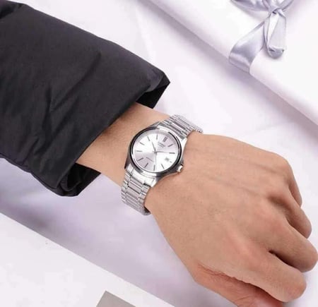 ساعة كاسيو اللون فضي