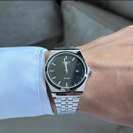 ساعة كاسيو اللون فضي ميناء اسود