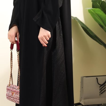 عبايه سوداء بقماش ملكي انسيابي ورائع للاستخدام اليومي