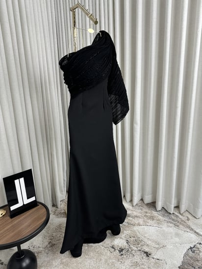 فستان اسود ملكي