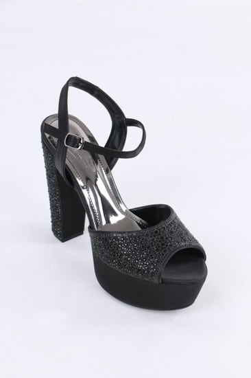 صندل نسائي مرصع كرستال ولؤلؤ