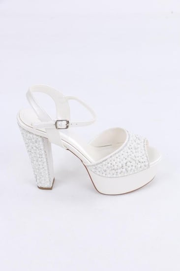 صندل نسائي مرصع كرستال ولؤلؤ