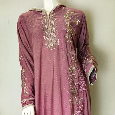 جلابية مطرزه وردي
