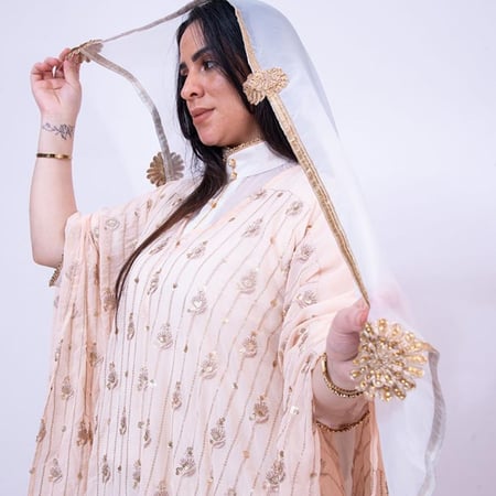 لبس حجازي غبار الورد مطرز