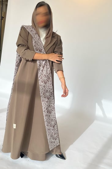 عباية كريب بني بقصة رسمية و شال