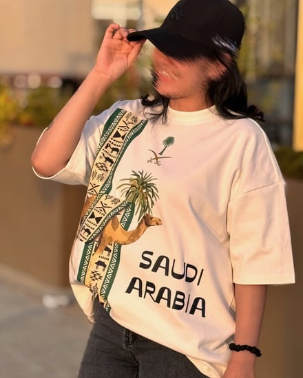 تيشرت اليوم الوطني تصميم الجمل A2