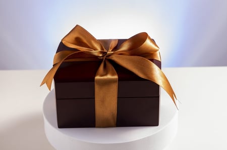 ساعة يد نسائية فاخرة وأنيقة مرصعة بفصوص مطلية بلون ذهب