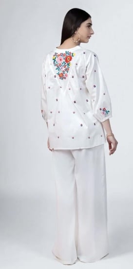 بلوزة قطن مشغولة