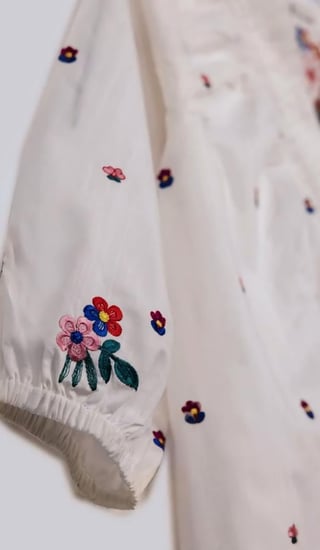 بلوزة قطن مشغولة