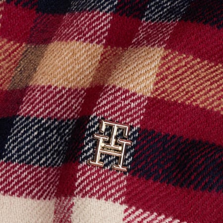 شال ماركة تومي هيلفيغر