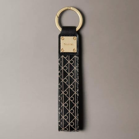 ميدالية مفاتيح ماركة كالفن كلاين في علبة