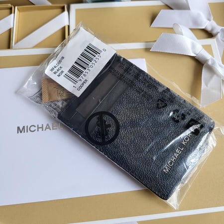 محفظة بطاقات مايكل كورس