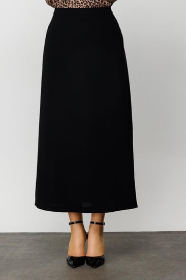 تنورة طويلة من قماش الكريب باللون الأسود من EKOL