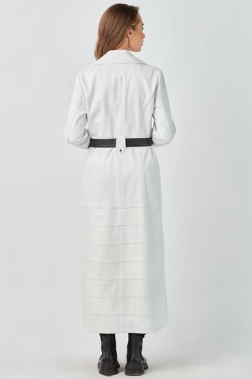 معطف ريتا جلد طبيعي للنساء باللون الأبيض من DERIZA