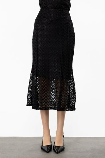 تنورة دانتيل متوسطة الطول باللون الأسود من EKOL