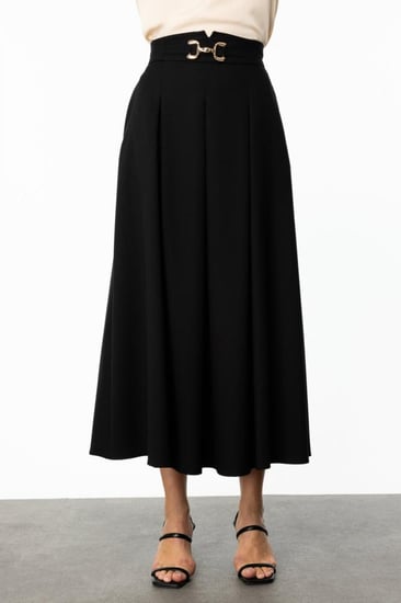 تنورة طويلة بطيات سميكة باللون الأسود من EKOL