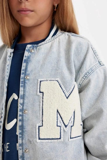 جاكيت جينز موسمي للفتيات مع جيوب إغلاق بالإطباق