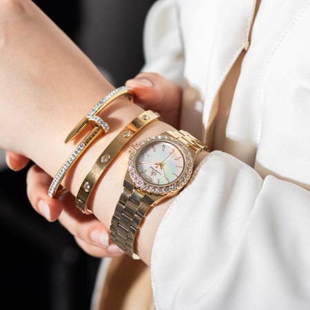 طقم نسائي كارمن كلاين بلون ذهبي