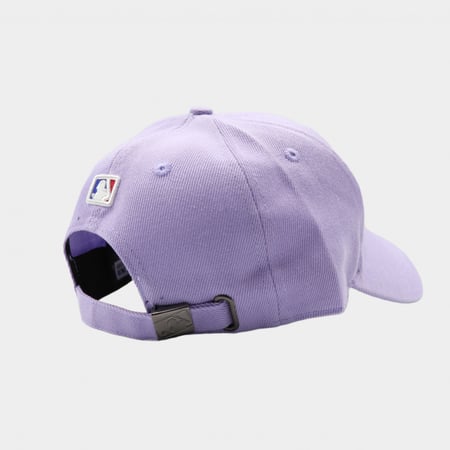كاب نيو ايرا قماش بنفسجي بتطريز ابيض بشعار بيسبول "مع استكر"
