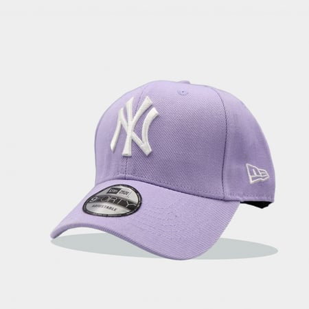 كاب نيو ايرا قماش بنفسجي بتطريز ابيض بشعار بيسبول "مع استكر"