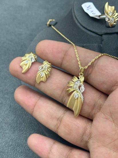 هاف ست مطفي تصميم الماس 18k