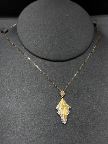 عقد تصميم الالماس18k