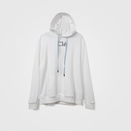 هودي أبيض ناعم بأشرطة جلد