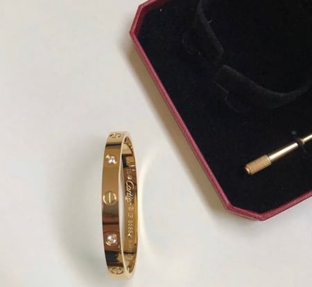 اسوارة نسائية