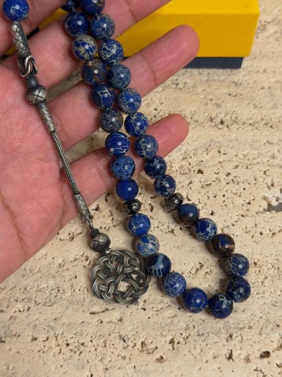 سبحة مصنوعه من حجر اليشب الكريم المعدل باللون الازرق الطبيعي  مع طربزونة عيار 1000