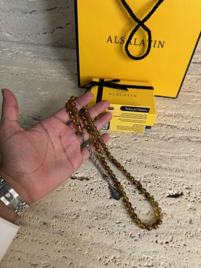 سبحة كهرمان حر  شوائب طبيعية مذهب مع شكة ذهبي