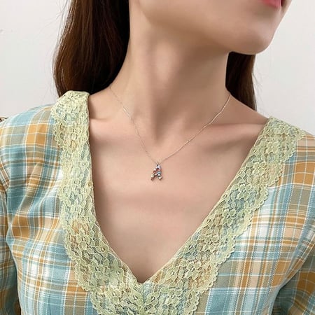 سلسال حرف V مرصع بالأحجار الملونة ومطلي بالذهب من مجموعة نفيس هدايا مجوهرات هدية نسائية فاخرة