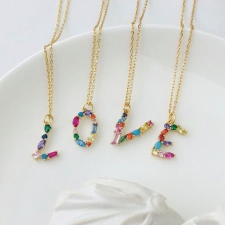 سلسال حرف O مرصع بالأحجار الملونة ومطلي بالذهب من مجموعة نفيس هدايا مجوهرات هدية نسائية فاخرة