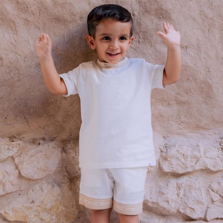 بلوزة أكمام قصيرة و شورت ابيض