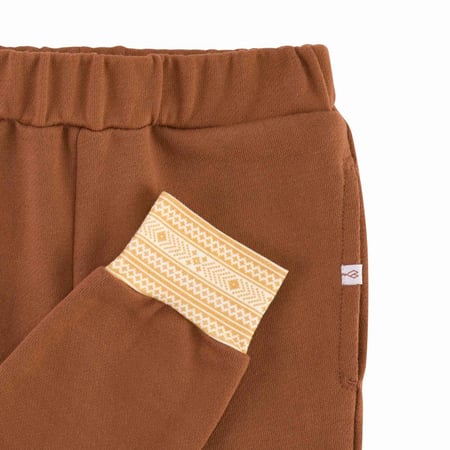 بلوزة اكمام طويلة و بنطلون بني