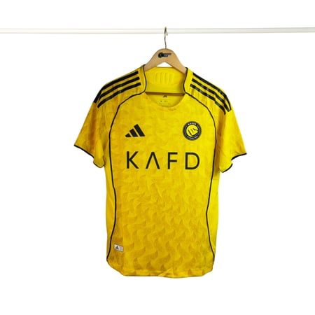 تيشيرت النصر الأساسي فئة لاعبين لموسم 2026 - 2025