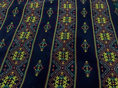 قماش بنقوش شعبية عرضين