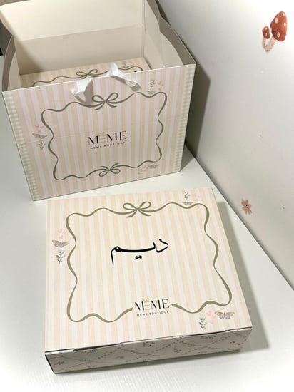 فستان من Laura Ashley البريطاني