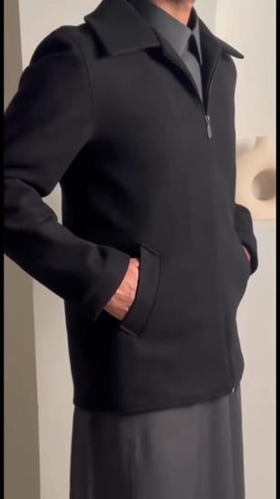 جاكيت رجالي جوخ - تصميم فاخر يجمع بين الأصالة والعصرية، مصنوع من جوخ عالي الجودة ليمنحك الدفء والأناقة، ويأتي بتغليف أنيق ليكون خيارا مثاليا للإهداء.