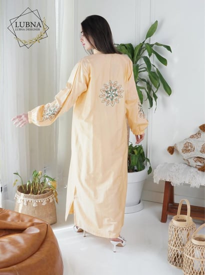 جلابية  مطرزة يدويا مع حزام