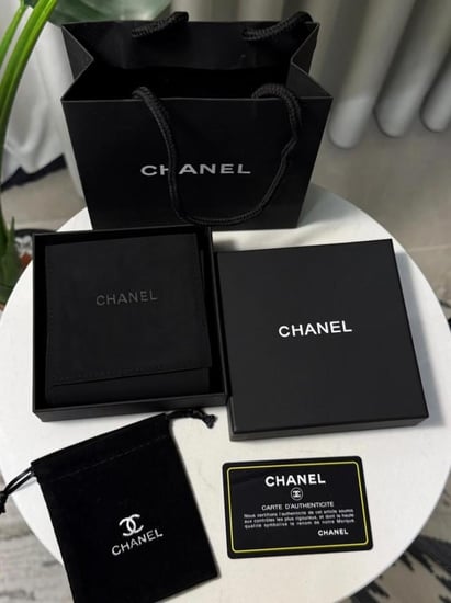 حلق CHANEL فضي