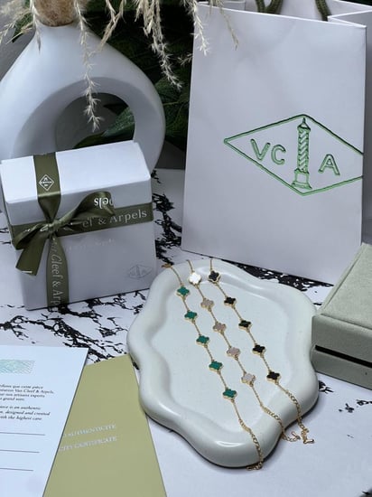 أسوارة  Van cleef ذهبي وردة