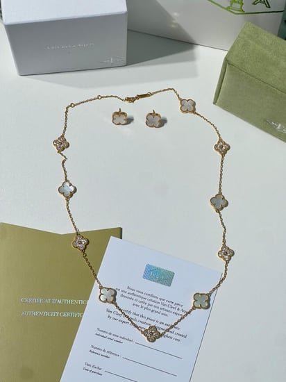 سلسال مع حلق Van cleef ذهبي