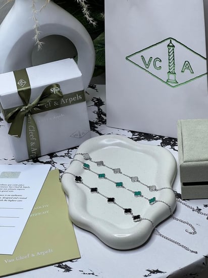 أسوارة  Van cleef فضي وردة
