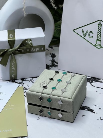 أسوارة  Van cleef فضي وردة