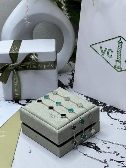 أسوارة  Van cleef فضي وردة
