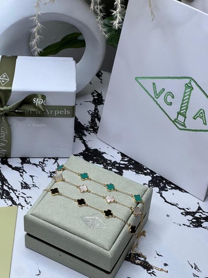 أسوارة  Van cleef ذهبي وردة