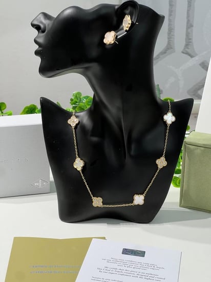 سلسال مع حلق Van cleef ذهبي