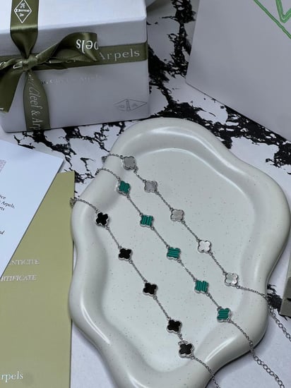 أسوارة  Van cleef فضي وردة