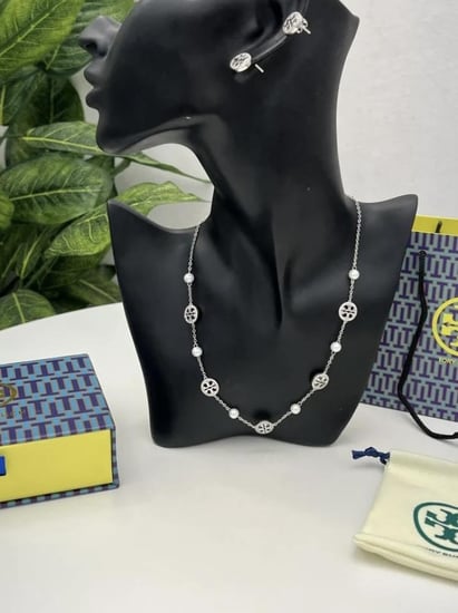 سلسال مع حلق TORY BURCH معدن فضي بفصوص كريستال زركون