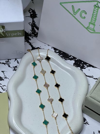 أسوارة  Van cleef ذهبي وردة